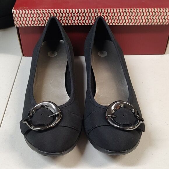Dressbarn 7.5 WIDE Black slight wedge flats with buckle - Picture 2 of 5